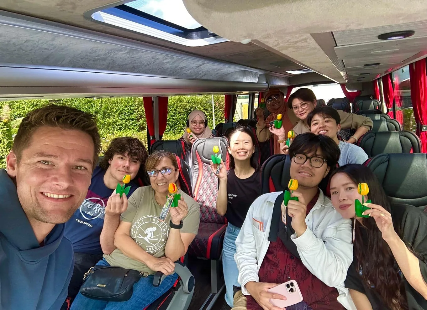 Lachende reisgroep in luxe touringcar